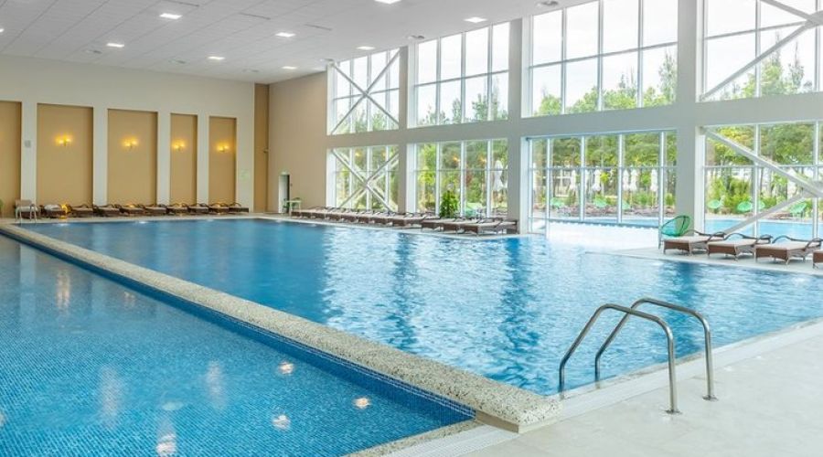 Бассейн в анапе для всех. Thalassa Spa отель Анапа. Спа отели в Анапе с закрытым бассейном. Ранд спа отель Анапа. Отель Мовенпик Анапа.